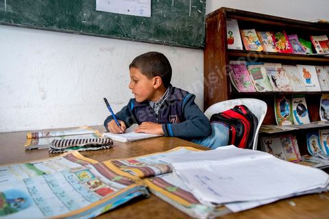 17 janvier 2014 : pour l'année 2012-2013 plus de 100 000 éléves ont quitté l'école selon le ministre de l'Education. 