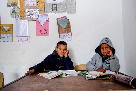 17 janvier 2014 : dans le village de Grawa, une association tenue par des femmes accompagne les enfants dans leur scolarité par des  séances de soutien scolaire. Pour l'année 2012-2013 plus de 100 000 éléves ont quitté l'école selon le ministre de l'Education. 