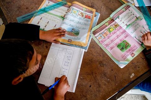 17 janvier 2014 : pour l'année 2012-2013 plus de 100 000 éléves ont quitté l'école selon le ministre de l'Education. 