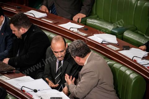 23 janvier 2014 : Ali Houiji (élu sur la liste de la Pétition populaire) raisonné par Fadhel Moussa (groupe démocrate). Du 3 au 23 janvier, les députés de l'assemblée nationale constituante ont examiné, amendé et voté la Constitution article par article. Après plusierus jours très animés, les députés votent en cette soirée les dernières articles, reste plus que le vote solennel prévu le lendemain
