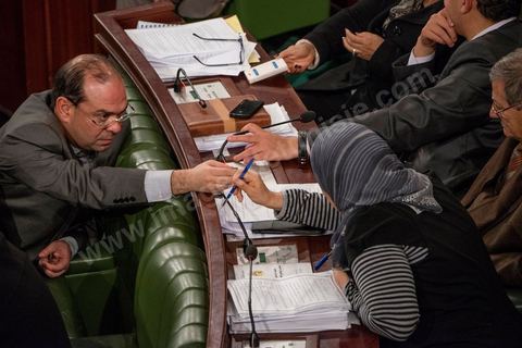 23 janvier 2014 : Mehdi Ben Gharbia (élu de Bizerte, Alliance démocratique) à droite. Du 3 au 23 janvier, les députés de l'assemblée nationale constituante ont examiné, amendé et voté la Constitution article par article. Après plusierus jours très animés, les députés votent en cette soirée les dernières articles, reste plus que le vote solennel prévu le lendemain