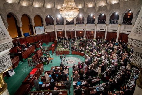 23 janvier 2014 : Les élus célèbrent le vote du dernier article de la Constitution. Du 3 au 23 janvier, les députés de l'assemblée nationale constituante ont examiné, amendé et voté la Constitution article par article. Après plusierus jours très animés, les députés votent en cette soirée les dernières articles, reste plus que le vote solennel prévu le lendemain