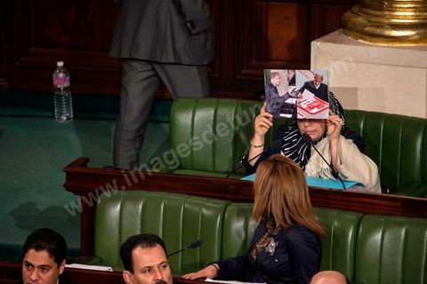 23 janvier 2014 : Une députée rend hommage à Mohamed Allouch, député de Bizerte décédé d'un infarctus dans la nuit du 22 au 23 janvier. Du 3 au 23 janvier, les députés de l'assemblée nationale constituante ont examiné, amendé et voté la Constitution article par article. Après plusierus jours très animés, les députés votent en cette soirée les dernières articles, reste plus que le vote solennel prévu le lendemain