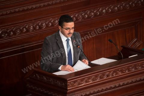 26 janvier 2014 : Habib Khedher, rapporteur de la Constitution, lit à l'assemblée l'ensemble de la constitution. L’Assemblée nationale constituante (ANC) a adopté dans la soirée de dimanche 26 janvier 2014 la nouvelle Constitution tunisienne. Les députés ont procédé au vote solennel après la première lecture des 149 articles de la loi fondamentale.  Le texte de la Constitution qui a été adopté a recueilli plus des 145 voix requis sur 217 élus (200 voix pour, 12 vox contre et 4 abstentions).
