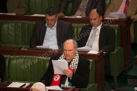 26 janvier 2014 : députés suivant la lecture de la constituion avant son vote. L’Assemblée nationale constituante (ANC) a adopté dans la soirée de dimanche 26 janvier 2014 la nouvelle Constitution tunisienne. Les députés ont procédé au vote solennel après la première lecture des 149 articles de la loi fondamentale.  Le texte de la Constitution qui a été adopté a recueilli plus des 145 voix requis sur 217 élus (200 voix pour, 12 vox contre et 4 abstentions).