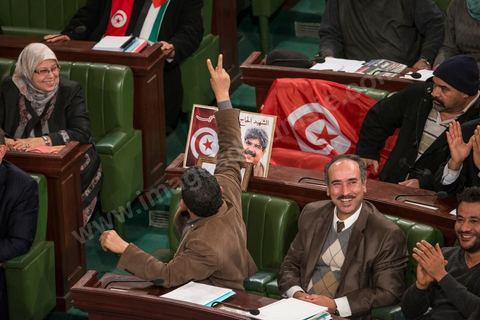 26 janvier 2014 : L’Assemblée nationale constituante (ANC) a adopté dans la soirée de dimanche 26 janvier 2014 la nouvelle Constitution tunisienne. Les députés ont procédé au vote solennel après la première lecture des 149 articles de la loi fondamentale.  Le texte de la Constitution qui a été adopté a recueilli plus des 145 voix requis sur 217 élus (200 voix pour, 12 vox contre et 4 abstentions).