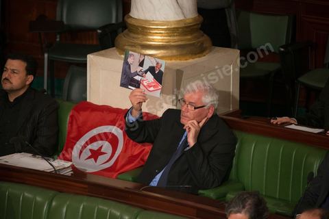 26 janvier 2014 : L’Assemblée nationale constituante (ANC) a adopté dans la soirée de dimanche 26 janvier 2014 la nouvelle Constitution tunisienne. Les députés ont procédé au vote solennel après la première lecture des 149 articles de la loi fondamentale.  Le texte de la Constitution qui a été adopté a recueilli plus des 145 voix requis sur 217 élus (200 voix pour, 12 vox contre et 4 abstentions).