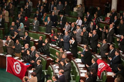 26 janvier 2014 : moment de ferveur suite à l'adoption de la constitution. L’Assemblée nationale constituante (ANC) a adopté dans la soirée de dimanche 26 janvier 2014 la nouvelle Constitution tunisienne. Les députés ont procédé au vote solennel après la première lecture des 149 articles de la loi fondamentale.  Le texte de la Constitution qui a été adopté a recueilli plus des 145 voix requis sur 217 élus (200 voix pour, 12 vox contre et 4 abstentions).