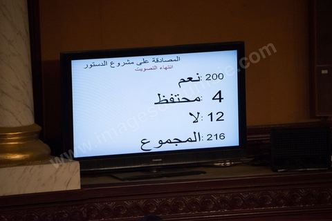 26 janvier 2014 : moment de ferveur suite à l'adoption de la constitution. L’Assemblée nationale constituante (ANC) a adopté dans la soirée de dimanche 26 janvier 2014 la nouvelle Constitution tunisienne. Les députés ont procédé au vote solennel après la première lecture des 149 articles de la loi fondamentale.  Le texte de la Constitution qui a été adopté a recueilli plus des 145 voix requis sur 217 élus (200 voix pour, 12 vox contre et 4 abstentions).