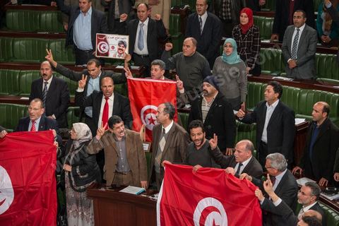 26 janvier 2014 : moment de ferveur suite à l'adoption de la constitution. L’Assemblée nationale constituante (ANC) a adopté dans la soirée de dimanche 26 janvier 2014 la nouvelle Constitution tunisienne. Les députés ont procédé au vote solennel après la première lecture des 149 articles de la loi fondamentale.  Le texte de la Constitution qui a été adopté a recueilli plus des 145 voix requis sur 217 élus (200 voix pour, 12 vox contre et 4 abstentions).