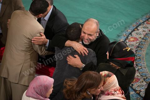 26 janvier 2014 : moment de ferveur suite à l'adoption de la constitution. L’Assemblée nationale constituante (ANC) a adopté dans la soirée de dimanche 26 janvier 2014 la nouvelle Constitution tunisienne. Les députés ont procédé au vote solennel après la première lecture des 149 articles de la loi fondamentale.  Le texte de la Constitution qui a été adopté a recueilli plus des 145 voix requis sur 217 élus (200 voix pour, 12 vox contre et 4 abstentions).