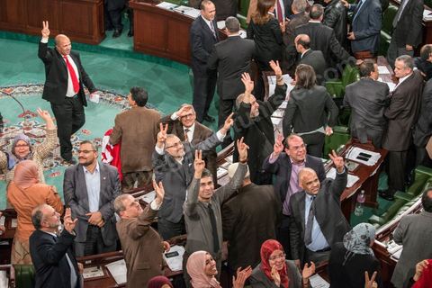 26 janvier 2014 : moment de ferveur suite à l'adoption de la constitution. L’Assemblée nationale constituante (ANC) a adopté dans la soirée de dimanche 26 janvier 2014 la nouvelle Constitution tunisienne. Les députés ont procédé au vote solennel après la première lecture des 149 articles de la loi fondamentale.  Le texte de la Constitution qui a été adopté a recueilli plus des 145 voix requis sur 217 élus (200 voix pour, 12 vox contre et 4 abstentions).