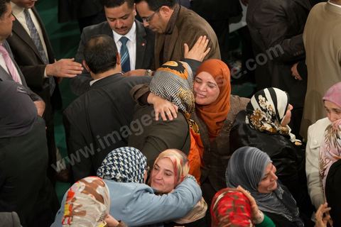 26 janvier 2014 : moment de ferveur suite à l'adoption de la constitution. L’Assemblée nationale constituante (ANC) a adopté dans la soirée de dimanche 26 janvier 2014 la nouvelle Constitution tunisienne. Les députés ont procédé au vote solennel après la première lecture des 149 articles de la loi fondamentale.  Le texte de la Constitution qui a été adopté a recueilli plus des 145 voix requis sur 217 élus (200 voix pour, 12 vox contre et 4 abstentions).