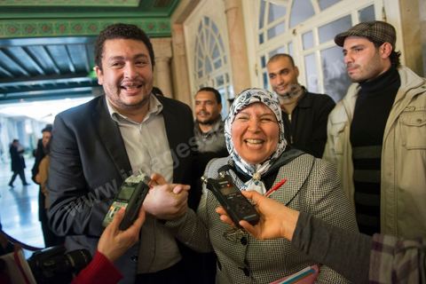 26 janvier 2014 : moment de ferveur suite à l'adoption de la constitution. L’Assemblée nationale constituante (ANC) a adopté dans la soirée de dimanche 26 janvier 2014 la nouvelle Constitution tunisienne. Les députés ont procédé au vote solennel après la première lecture des 149 articles de la loi fondamentale.  Le texte de la Constitution qui a été adopté a recueilli plus des 145 voix requis sur 217 élus (200 voix pour, 12 vox contre et 4 abstentions).