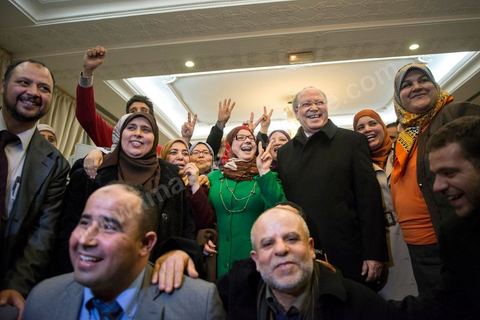 26 janvier 2014 : moment de ferveur suite à l'adoption de la constitution. L’Assemblée nationale constituante (ANC) a adopté dans la soirée de dimanche 26 janvier 2014 la nouvelle Constitution tunisienne. Les députés ont procédé au vote solennel après la première lecture des 149 articles de la loi fondamentale.  Le texte de la Constitution qui a été adopté a recueilli plus des 145 voix requis sur 217 élus (200 voix pour, 12 vox contre et 4 abstentions).
