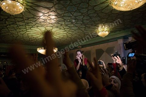 26 janvier 2014 : moment de ferveur suite à l'adoption de la constitution. L’Assemblée nationale constituante (ANC) a adopté dans la soirée de dimanche 26 janvier 2014 la nouvelle Constitution tunisienne. Les députés ont procédé au vote solennel après la première lecture des 149 articles de la loi fondamentale.  Le texte de la Constitution qui a été adopté a recueilli plus des 145 voix requis sur 217 élus (200 voix pour, 12 vox contre et 4 abstentions).