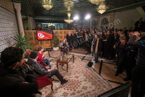 26 janvier 2014 : moment de ferveur suite à l'adoption de la constitution. L’Assemblée nationale constituante (ANC) a adopté dans la soirée de dimanche 26 janvier 2014 la nouvelle Constitution tunisienne. Les députés ont procédé au vote solennel après la première lecture des 149 articles de la loi fondamentale.  Le texte de la Constitution qui a été adopté a recueilli plus des 145 voix requis sur 217 élus (200 voix pour, 12 vox contre et 4 abstentions).