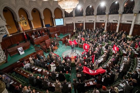 26 janvier 2014 : moment de ferveur suite à l'adoption de la constitution. L’Assemblée nationale constituante (ANC) a adopté dans la soirée de dimanche 26 janvier 2014 la nouvelle Constitution tunisienne. Les députés ont procédé au vote solennel après la première lecture des 149 articles de la loi fondamentale.  Le texte de la Constitution qui a été adopté a recueilli plus des 145 voix requis sur 217 élus (200 voix pour, 12 vox contre et 4 abstentions).