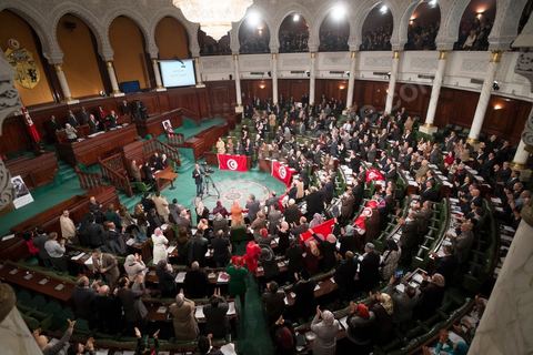 26 janvier 2014 : moment de ferveur suite à l'adoption de la constitution. L’Assemblée nationale constituante (ANC) a adopté dans la soirée de dimanche 26 janvier 2014 la nouvelle Constitution tunisienne. Les députés ont procédé au vote solennel après la première lecture des 149 articles de la loi fondamentale.  Le texte de la Constitution qui a été adopté a recueilli plus des 145 voix requis sur 217 élus (200 voix pour, 12 vox contre et 4 abstentions).