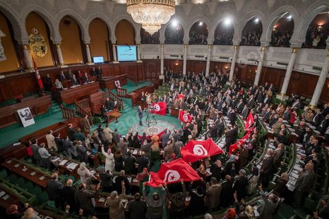 26 janvier 2014 : moment de ferveur suite à l'adoption de la constitution. L’Assemblée nationale constituante (ANC) a adopté dans la soirée de dimanche 26 janvier 2014 la nouvelle Constitution tunisienne. Les députés ont procédé au vote solennel après la première lecture des 149 articles de la loi fondamentale.  Le texte de la Constitution qui a été adopté a recueilli plus des 145 voix requis sur 217 élus (200 voix pour, 12 vox contre et 4 abstentions).