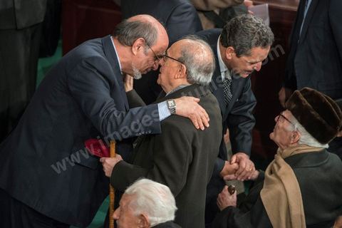 27 janvier 2014 : Hamadi Jbali (à gauche) salue Ahmed Mestiri. A l'arrière plan, Fadhel Moussa (député du groupe démocrate) salue Ahmed Ben Salah. Cérémonie de signature de la Constitution à l'assemblée constituante, le 27 janvier 2014 en présence de personnalités nationales et internationales.