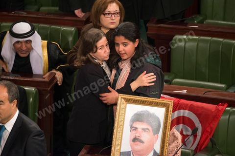 27 janvier 2014 : Maya Jribi (présidente du parti Joumhouri) et la fille du Mohamed Brahmi, assassiné le 25 juillet 2013. Cérémonie de signature de la Constitution à l'assemblée constituante, le 27 janvier 2014 en présence de personnalités nationales et internationales.
