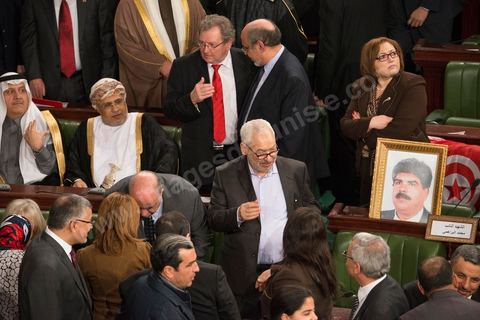 27 janvier 2014 : Rached Ghannouchi, président du parti Ennahdha (au centre) arrive à la cérémonie de signature de la Constitution à l'assemblée constituante, le 27 janvier 2014 en présence de personnalités nationales et internationales.