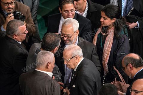 27 janvier 2014 : Autour de Rached Ghannouchi (président d'Ennahdha, au centre), Béji Caid Essebsi, président de Nidaa Tounes, Hocine Abassi (secrétaire général de l'UGTT),  Khmais Ksila (Nidaa Toune, de dos face à R. Ghannouchi), Noureddine Bhiri (ancien Ministre de la Justice, Ennahdha, à gauche), la fille du député Mohamed Brahmi assassiné le 25 juillet. Hamadi Jbali, ancien Premier ministre, à, droit.  Cérémonie de signature de la Constitution à l'assemblée constituante, le 27 janvier 2014 en présence de personnalités nationales et internationales.