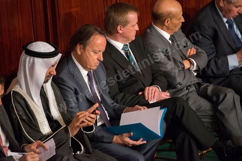 27 janvier 2014 : Jean-Pierre Bel, président du Sénat français (au centre), invité à la cérémonie de signature de la Constitution à l'assemblée constituante, le 27 janvier 2014 en présence de personnalités nationales et internationales.