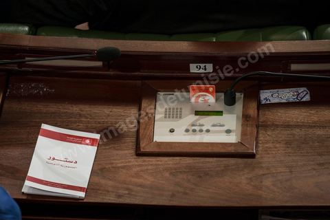 27 janvier 2014 : Pupitre d'un député avec un exemplaire de la nouvelle constitution. Cérémonie de signature de la Constitution à l'assemblée constituante, le 27 janvier 2014 en présence de personnalités nationales et internationales.