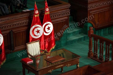 27 janvier 2014 : Table disposée en prévision de la signature de la Constitution lors de la cérémonie de signature de la Constitution à l'assemblée constituante, le 27 janvier 2014 en présence de personnalités nationales et internationales.