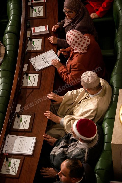 27 janvier 2014 : Cérémonie de signature de la Constitution à l'assemblée constituante, le 27 janvier 2014 en présence de personnalités nationales et internationales. Vu un banc d'Ennahdha (Abdelfatah Mourou, invité, et Habib Ellouze, député.
