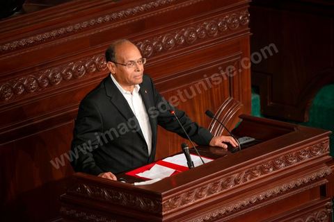 27 janvier 2014 : Discours de Moncef Marzouki, Président de la République, lors de la cérémonie de signature de la Constitution à l'assemblée constituante, le 27 janvier 2014 en présence de personnalités nationales et internationales.