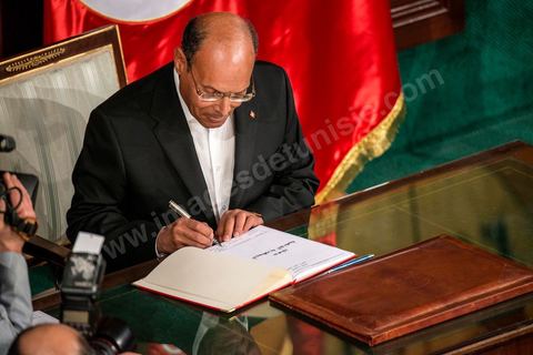 27 janvier 2014 : Moncef Marzouki, Président de la République, signe la nouvelle Constitution. Cérémonie de signature de la Constitution à l'assemblée constituante, le 27 janvier 2014 en présence de personnalités nationales et internationales.