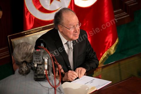 27 janvier 2014 : Mustafa Ben Jaafar, Président de l'Assemblée constituante, signe la nouvelle constitution. Cérémonie de signature de la Constitution à l'assemblée constituante, le 27 janvier 2014 en présence de personnalités nationales et internationales.