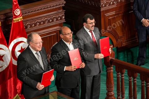 27 janvier 2014 : Mustafa Ben Jaafar (président l'Assemblée Constituante), MOncef Marzouki (Président de la République), Ali Laarayedh (Premier ministre) lors de la cérémonie de signature de la Constitution à l'assemblée constituante, le 27 janvier 2014 en présence de personnalités nationales et internationales.