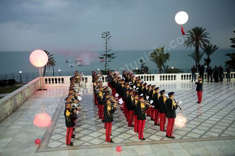 27 janvier 2014 : La fanfare de la garde présidentielle au Palais de Carthage après la Cérémonie de signature de la Constitution à l'assemblée constituante, le 27 janvier 2014 en présence de personnalités nationales et internationales.