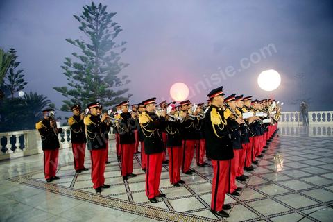 27 janvier 2014 : La fanfare de la garde présidentielle au Palais de Carthage après la Cérémonie de signature de la Constitution à l'assemblée constituante, le 27 janvier 2014 en présence de personnalités nationales et internationales.