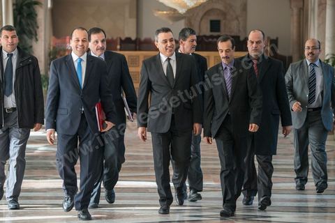28 janvier 2014 : Arrivée de Mehdi Jomaa à l'ANC pour discours politique générale, présentation de son gouvernment et vote de confiance. Par 149 voix sur 193 votants, soit 77%, Mehdi Jomaa a obtenu l’investiture de l’Assemblée nationale constituante pour son gouvernement à l’issue d’âpres débats marqués par un grand suspense. La journée avait commencé tôt pour les 21 ministres et 7 secrétaires d’Etat dont la plupart découvraient pour la première fois, le siège de l’ANC et son ambiance houleuse. 