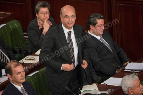 28 janvier 2014 : Hakim Ben Hammouda, Ministre de l'Economie et Finance. Par 149 voix sur 193 votants, soit 77%, Mehdi Jomaa a obtenu l’investiture de l’Assemblée nationale constituante pour son gouvernement à l’issue d’âpres débats marqués par un grand suspense. La journée avait commencé tôt pour les 21 ministres et 7 secrétaires d’Etat dont la plupart découvraient pour la première fois, le siège de l’ANC et son ambiance houleuse. 