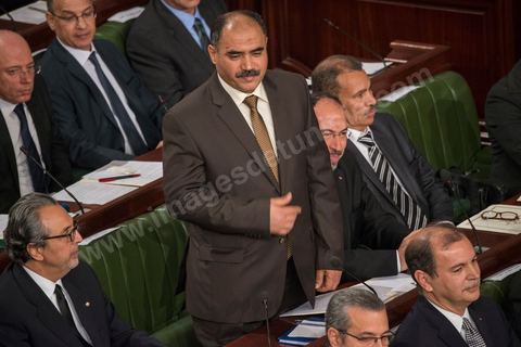 28 janvier 2014 : Les membres du nouveau gouvernement de Mehdi Jomaa. Par 149 voix sur 193 votants, soit 77%, Mehdi Jomaa a obtenu l’investiture de l’Assemblée nationale constituante pour son gouvernement à l’issue d’âpres débats marqués par un grand suspense. La journée avait commencé tôt pour les 21 ministres et 7 secrétaires d’Etat dont la plupart découvraient pour la première fois, le siège de l’ANC et son ambiance houleuse. 