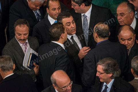 28 janvier 2014 : Les membres du nouveau gouvernement de Mehdi Jomaa. Par 149 voix sur 193 votants, soit 77%, Mehdi Jomaa a obtenu l’investiture de l’Assemblée nationale constituante pour son gouvernement à l’issue d’âpres débats marqués par un grand suspense. La journée avait commencé tôt pour les 21 ministres et 7 secrétaires d’Etat dont la plupart découvraient pour la première fois, le siège de l’ANC et son ambiance houleuse. 