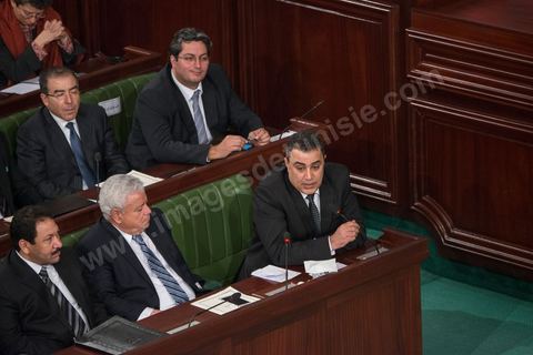 28 janvier 2014 : Les membres du nouveau gouvernement de Mehdi Jomaa. Par 149 voix sur 193 votants, soit 77%, Mehdi Jomaa a obtenu l’investiture de l’Assemblée nationale constituante pour son gouvernement à l’issue d’âpres débats marqués par un grand suspense. La journée avait commencé tôt pour les 21 ministres et 7 secrétaires d’Etat dont la plupart découvraient pour la première fois, le siège de l’ANC et son ambiance houleuse. 