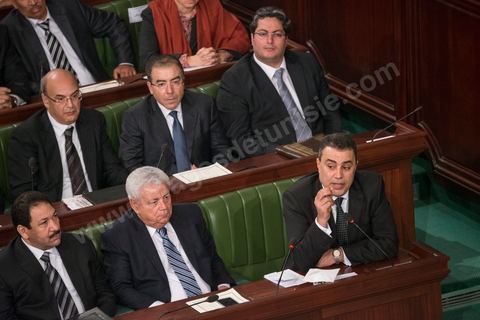 28 janvier 2014 : Par 149 voix sur 193 votants, soit 77%, Mehdi Jomaa a obtenu l’investiture de l’Assemblée nationale constituante pour son gouvernement à l’issue d’âpres débats marqués par un grand suspense. La journée avait commencé tôt pour les 21 ministres et 7 secrétaires d’Etat dont la plupart découvraient pour la première fois, le siège de l’ANC et son ambiance houleuse. 