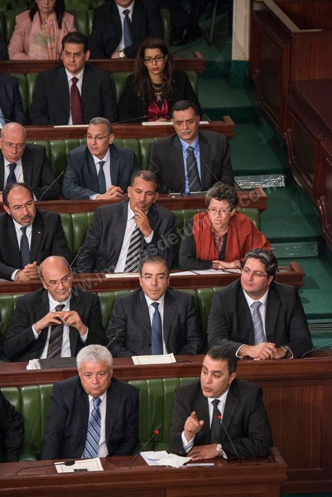 28 janvier 2014 : Les membres du nouveau gouvernement de Mehdi Jomaa. Par 149 voix sur 193 votants, soit 77%, Mehdi Jomaa a obtenu l’investiture de l’Assemblée nationale constituante pour son gouvernement à l’issue d’âpres débats marqués par un grand suspense. La journée avait commencé tôt pour les 21 ministres et 7 secrétaires d’Etat dont la plupart découvraient pour la première fois, le siège de l’ANC et son ambiance houleuse. 