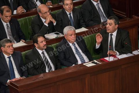 28 janvier 2014 : Les membres du nouveau gouvernement de Mehdi Jomaa. Par 149 voix sur 193 votants, soit 77%, Mehdi Jomaa a obtenu l’investiture de l’Assemblée nationale constituante pour son gouvernement à l’issue d’âpres débats marqués par un grand suspense. La journée avait commencé tôt pour les 21 ministres et 7 secrétaires d’Etat dont la plupart découvraient pour la première fois, le siège de l’ANC et son ambiance houleuse. 
