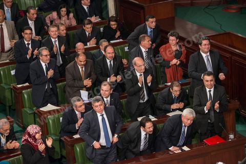 28 janvier 2014 : Les membres du nouveau gouvernement de Mehdi Jomaa. Par 149 voix sur 193 votants, soit 77%, Mehdi Jomaa a obtenu l’investiture de l’Assemblée nationale constituante pour son gouvernement à l’issue d’âpres débats marqués par un grand suspense. La journée avait commencé tôt pour les 21 ministres et 7 secrétaires d’Etat dont la plupart découvraient pour la première fois, le siège de l’ANC et son ambiance houleuse. 