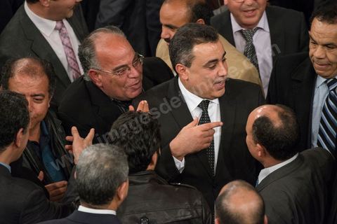 28 janvier 2014 : Les membres du nouveau gouvernement de Mehdi Jomaa. Par 149 voix sur 193 votants, soit 77%, Mehdi Jomaa a obtenu l’investiture de l’Assemblée nationale constituante pour son gouvernement à l’issue d’âpres débats marqués par un grand suspense. La journée avait commencé tôt pour les 21 ministres et 7 secrétaires d’Etat dont la plupart découvraient pour la première fois, le siège de l’ANC et son ambiance houleuse. 