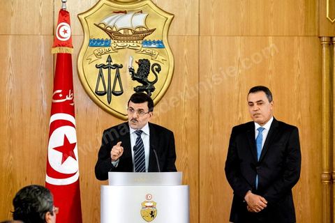 29 janvier 2014 : Discours de Ali Larayedh à la cérémonie de passation de pouvoir entre les deux gouvernements sous la direction de Ali Larayedh, premier ministre sortant, et Mehdi Jomaa, nouveau premier ministre. Présence de l'ensemble des membres du gouvernement sortant et du nouveau gouvernement ainsiq que des présidents de parti politique et personnalités politiques. 
