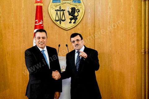 29 janvier 2014 : Mehdi Jomaa et Ali Larayedh à la cérémonie de passation de pouvoir entre les deux gouvernements sous la direction de Ali Larayedh, premier ministre sortant, et Mehdi Jomaa, nouveau premier ministre. Présence de l'ensemble des membres du gouvernement sortant et du nouveau gouvernement ainsiq que des présidents de parti politique et personnalités politiques. 